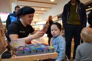 Ansigtsmaler Anders udfører ansigtsmaling i Rødovre Storcenter